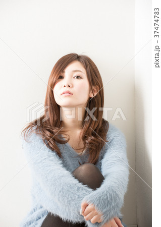 座る女性 座る女性 37474783