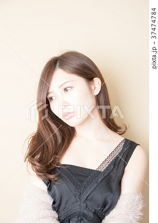ファーを羽織る女性 ファーを羽織る女性 37474784