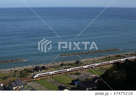 日本海をバックに走る683系はくたか。2013/10/14 37475219