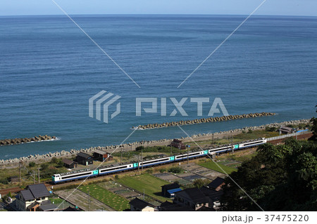 日本海をバックに走る485系3000番台はくたか。2013/10/14 37475220