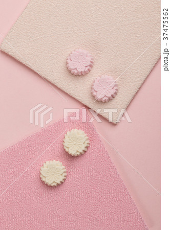 桜の花の形の干菓子 37475562