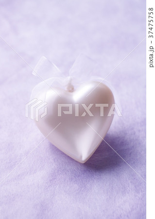 パールホワイトのハート 37475758