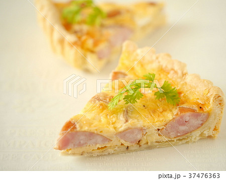 ソーセージキッシュのカットピース 横位置 の写真素材