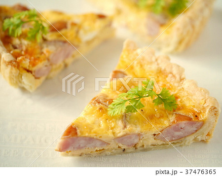 ソーセージキッシュのカットピース 横位置 の写真素材