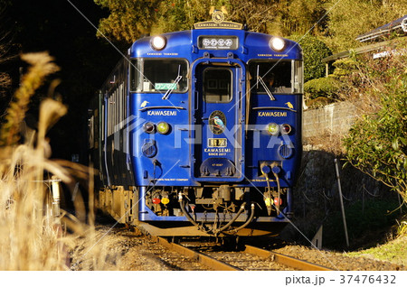 トンネルから顔を出す、特急「かわせみ やませみ」 トンネルから顔を出す、特急「かわせみ やませみ」 37476432
