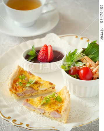 ソーセージキッシュのランチプレートと紅茶（ハイアングル） 37476439