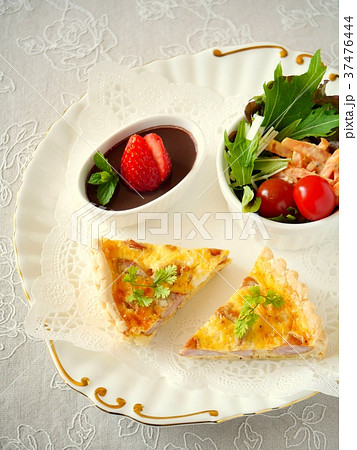 ソーセージキッシュのランチプレート　（ハイアングル） 37476444