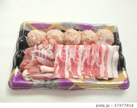 鍋の食材(鶏団子、鶏肉、豚肉) 37477918