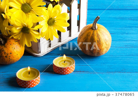 Bouquet of yellow daisies and pumpkin 37478065
