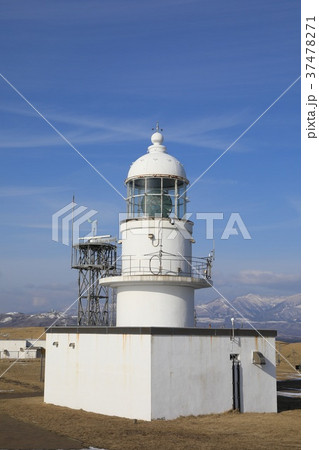 冬の襟裳岬灯台と青い空 冬の襟裳岬灯台と青い空 37478271
