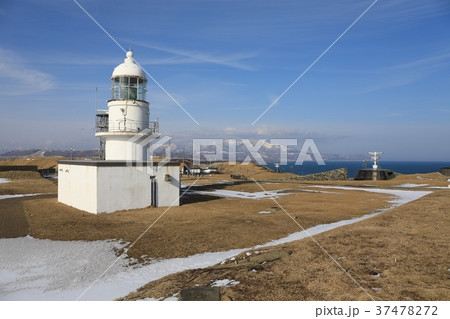 冬の襟裳岬灯台と青い空 冬の襟裳岬灯台と青い空 37478272