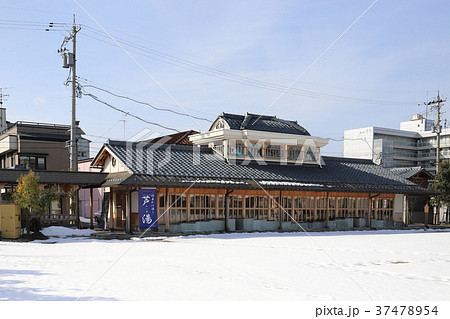 残雪のあわら温泉 足湯 福井県 あわら市 芦原温泉 の写真素材