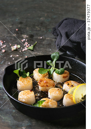 Fried scallops with butter sauce 37479377