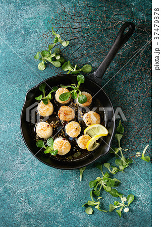 Fried scallops with butter sauce 37479378