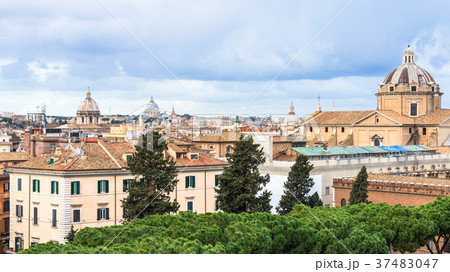 クーポラが見えるローマの町並みの写真素材