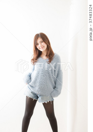 青いニットの女性 青いニットの女性 37483324