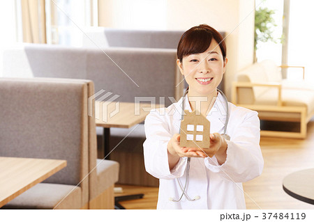 白衣の女性 37484119