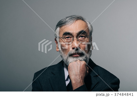 考えるシニア男性　真顔　思考 37484841
