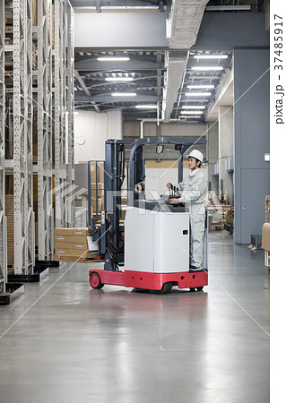フォークリフトを操作する男性作業員 フォークリフトを操作する男性作業員 37485917