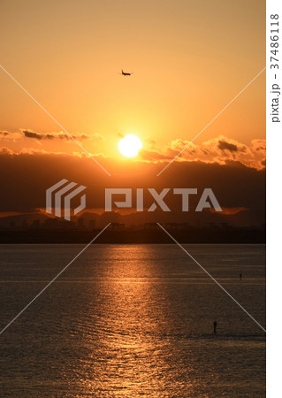 日本の都市景観「舞浜から見る東京湾と飛行機、沈む太陽」 37486118