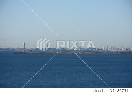 日本の都市景観「舞浜から見る羽田空港」（奥には横浜のＭＭ２１なども見える） 37486751
