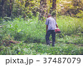 Farmers are mowing, Use a lawn mower. 37487079