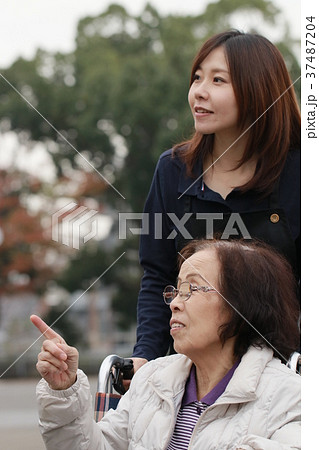 車いすに乗る老人と介護士 37487204
