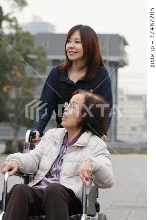 車いすに乗る老人と介護士 37487205