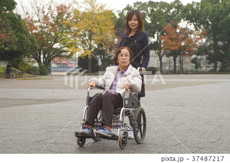 車いすに乗る老人と介護士 37487217