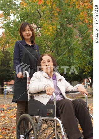 車いすに乗る老人と介護士 車いすに乗る老人と介護士 37487219