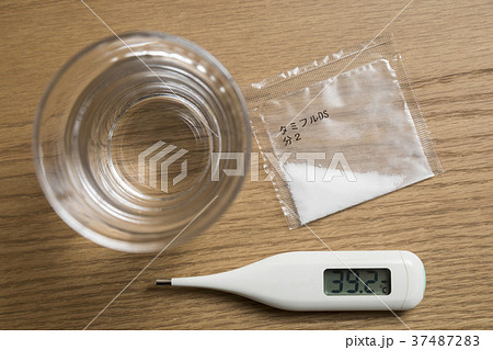インフルエンザイメージ　タミフルと体温計と水 37487283