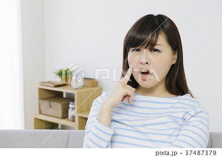 歯が痛い女性　疲れている若い女性　　　体調が悪い若い女性　　 37487379