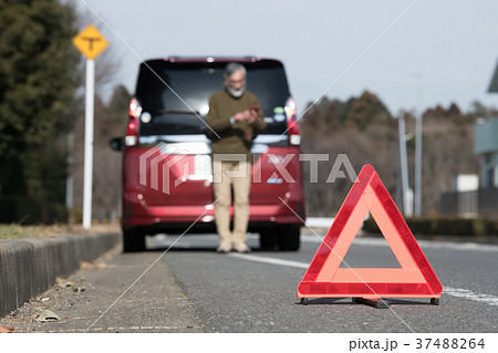 三角停止板　自動車トラブル　高齢運転者 37488264