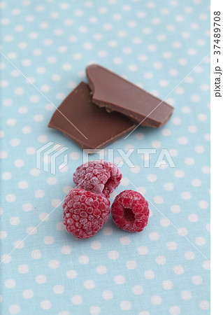 おうちでお菓子作り チョコレートとラズベリー おうちでお菓子作り チョコレートとラズベリー 37489708