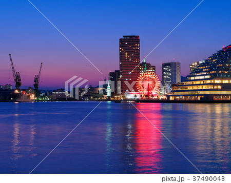 新港第一突堤から見る夕暮れの高浜岸壁 モザイク観覧車の写真素材
