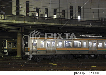 大宮にて地方路線用へ整備される211系電車 37490162