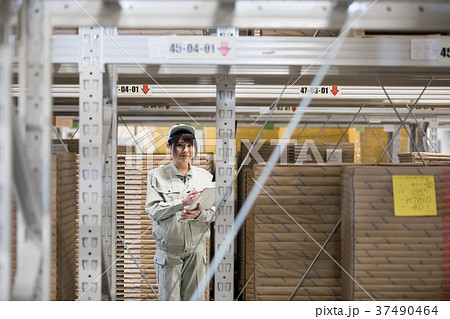 倉庫で商品チェックをする女性 倉庫で商品チェックをする女性 37490464