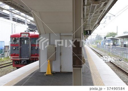 しなの鉄道115系と軽井沢駅ホームにて 37490584