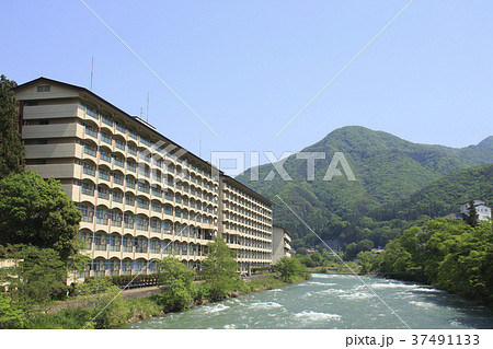 雪解け水の利根川と上牧温泉 雪解け水の利根川と上牧温泉 37491133