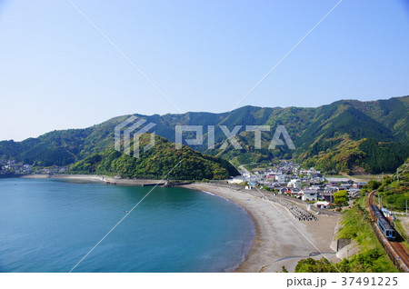 太平洋に最も近い駅・土讃線:安和駅を通過する特急あしずり(2000系+N2000系) 太平洋に最も近い駅・土讃線:安和駅を通過する特急あしずり(2000系+N2000系) 37491225