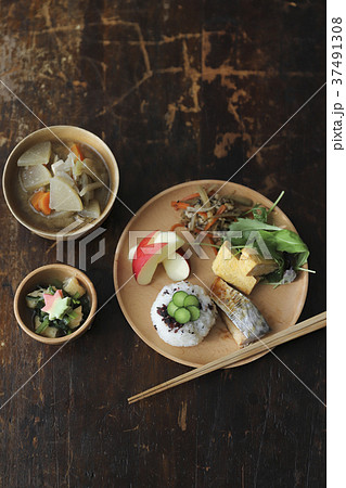 丸いお盆に入った和風朝ごはん 37491308