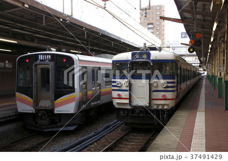 信越本線E129系・白新線115系(新潟駅:地平ホーム) 信越本線E129系・白新線115系(新潟駅:地平ホーム) 37491429