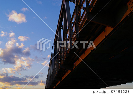 夕陽に染まる鉄橋と青空 東武東上線入間川橋梁　b 37491523