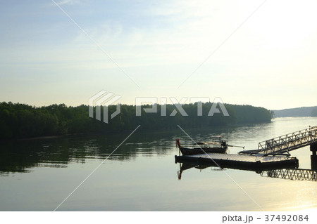 タイ　クラビ　川辺　ロングテールボート　写真素材 37492084