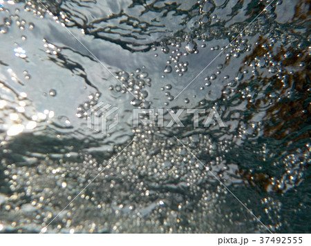 水中から見た水面の泡 37492555