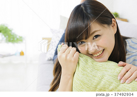 ソファでリラックスする若い女性　 37492934