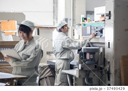 町工場・機械を操作する男性作業員 37493429