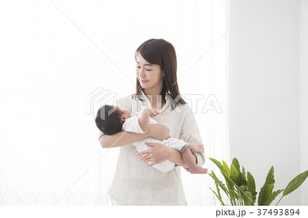 赤ちゃんを抱く女性の写真素材