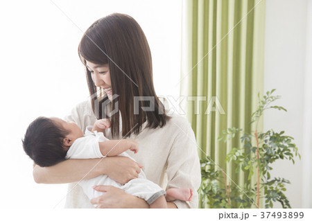 赤ちゃんを抱く女性 37493899