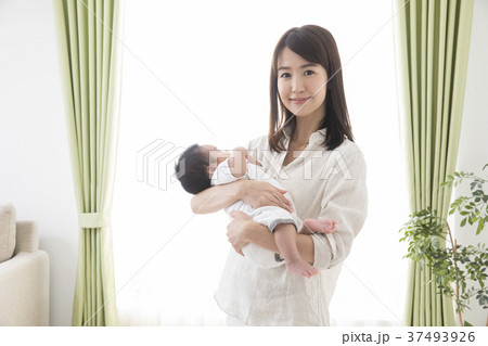 赤ちゃんを抱く女性 赤ちゃんを抱く女性 37493926